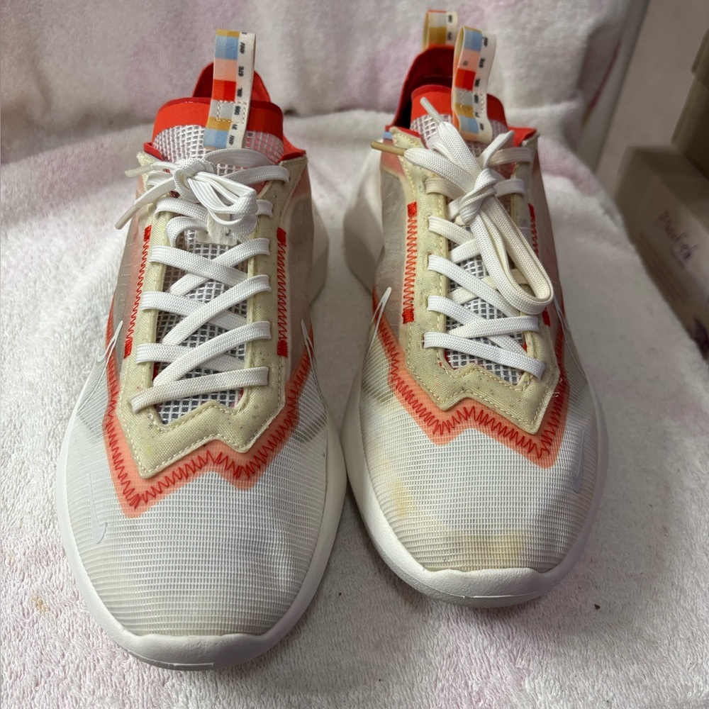 Nike Vista Lite SE Women’s Size 10 
Summit White Team Orange